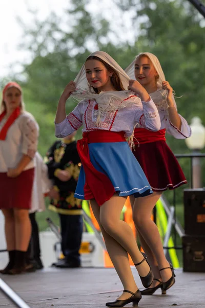 2019年8月25日 美国密苏里州圣路易斯 国庆节 塔格罗夫公园 舞蹈团成员 身着传统服装 表演俄罗斯传统舞蹈 — 图库照片