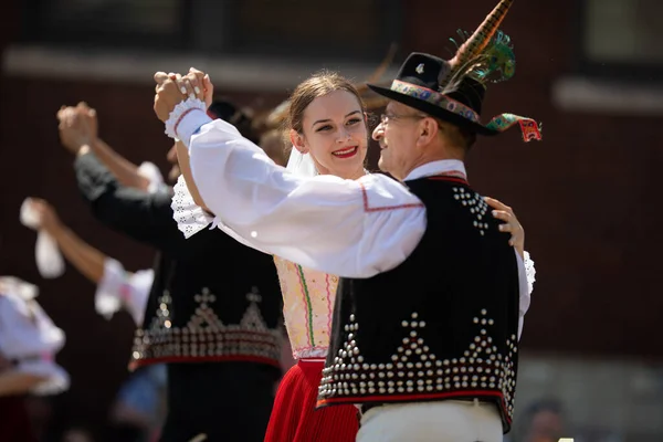 2019年7月27日 美国印第安纳 皮尔吉节 一对身着传统服装的斯洛伐克人表演传统舞蹈 — 图库照片
