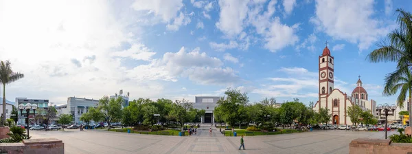 Ciudad Victoria, Tamaulipas, Meksika - 2 Temmuz 2019: Del Sagrado Corazon de Jesus Katedrali, Plaza del 15