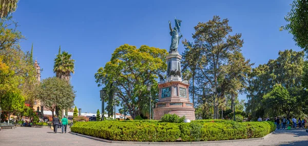 Dolores Hidalgo Guanajuato México Noviembre 2019 Personas Caminando Por Monumento — Foto de Stock