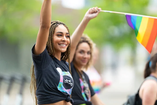 Cincinnati Ohio Eua Junho 2019 Cincinnati Pride Parade Jovens Mulheres — Fotografia de Stock