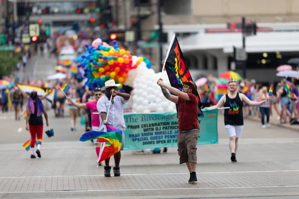 2019年6月22日 美国俄亥俄州辛辛那提 辛辛那提自豪游行 人们挥舞着一面写着 出生在这里 的旗帜 — 图库照片