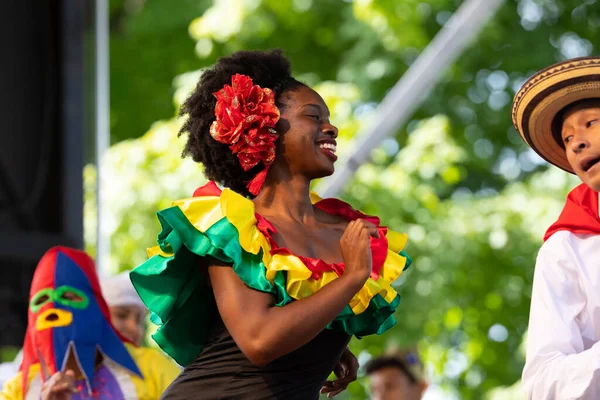St. Louis, Missouri, ABD - 24 Ağustos 2019: Uluslar Festivali, Tower Grove Park, Kolombiya Folklor Grubu Üyeleri, geleneksel giysiler giyerek, Kolombiya 'dan geleneksel danslar yaparak