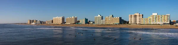 维吉尼亚海滩 维吉尼亚州的一个城市 在美国的大西洋海岸 晴朗的天空中 冲浪者在享受海浪 — 图库照片