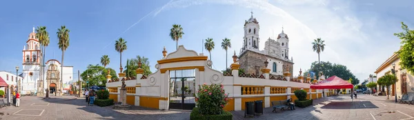 San Pedro Tlaquepaque, Jalisco, Meksika - 23 Kasım 2019: Havari Aziz Peter Kilisesi ve Uzakta Juan Pablo II 'nin heykeliyle Yalnızlık Tapınağı Kilisesi' nin Manzarası