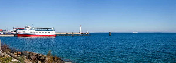 Traghetto Molo Ignace Con Faro Wawatam Sullo Sfondo Michigan Usa — Foto Stock