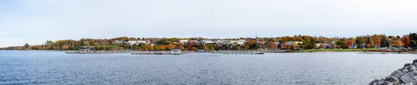 Petoskey Bay Syksyllä Keinona Kaupunki Michiganin Osavaltiossa Yhdysvallat — kuvapankkivalokuva