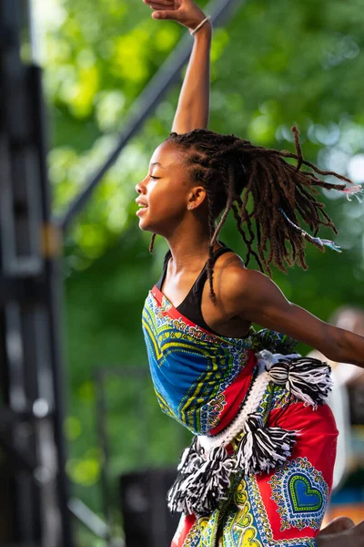 St. Louis, Missouri, ABD - 24 Ağustos 2019: Uluslar Festivali, Tower Grove Park, Sunshine Community Performance Ensemble üyeleri, geleneksel kıyafetler giyerek, Batı Afrika 'dan geleneksel müzik dansları yaparak