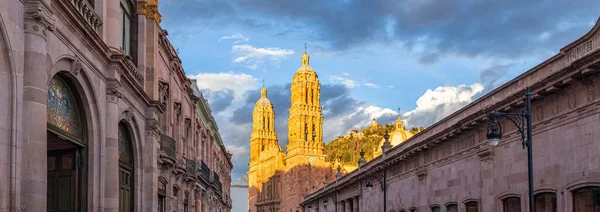 ザカテカ大聖堂のヒダルゴ通りの下の景色 — ストック写真
