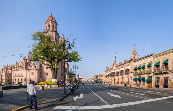 モレリア ミチョアカン メキシコ 11月24 2019 メキシコ15から見られるモレリア大聖堂 そして政府宮殿 道路上で自転車を走らせて乗る人々 — ストック写真