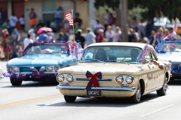 美国得克萨斯州阿灵顿 2019年7月4日 7月4日 雪佛兰 科沃伊尔集团 Chevrolet Corvair 的阿灵顿游行队伍在游行中举着美国国旗 — 图库照片