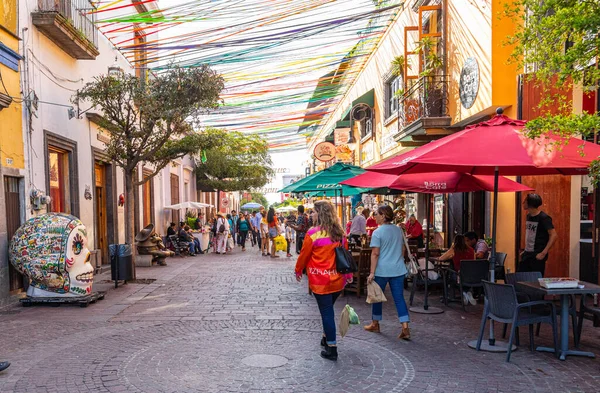 San Pedro Tlaquepaque, Jalisco, Meksika - 23 Kasım 2019: Independencia Caddesi 'ndeki restoran ve dükkanları keşfeden yerli ve turistler