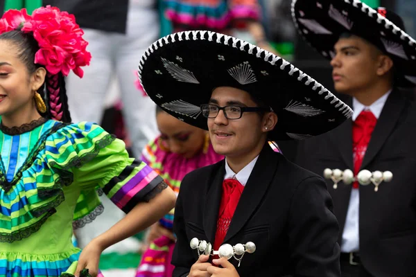美国伊利诺伊州芝加哥 2019年9月8日 26街墨西哥独立游行 年轻的墨西哥人 身穿传统的马里奇服装 面带微笑 — 图库照片