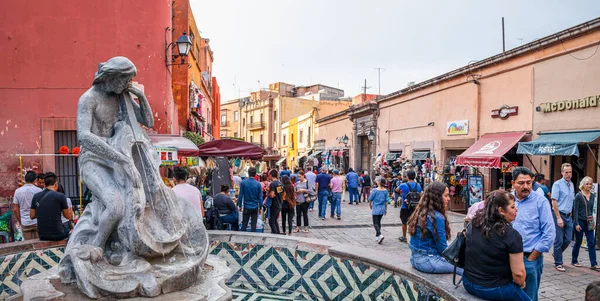 Santiago Querétaro Querétaro México Noviembre 2019 Personas Descansando Una Fuente — Foto de Stock