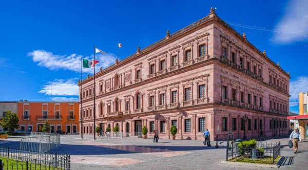 Saltillo, Coahuila, Meksika - 21 Kasım 2019 Pembe Saray, Plaza de Armas, Saltillo 'daki devlet binası