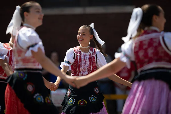 美国印第安纳州威廷 2019年7月27日 皮尔吉节 身着传统服装的女士们在一个圆形的舞会上表演 — 图库照片