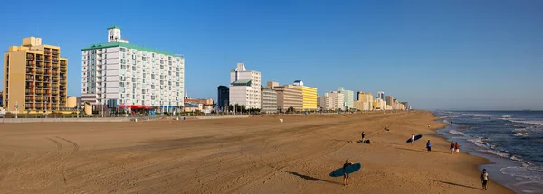 美国弗吉尼亚海滩 Virginia Beach 2019年9月21日 美国弗吉尼亚州弗吉尼亚海滩 海滩边酒店的景观 冲浪者享受清晨美景 — 图库照片