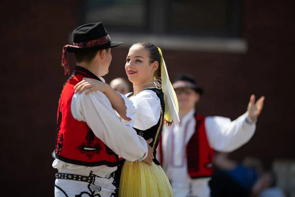 2019年7月27日 美国印第安纳 皮尔吉节 一对身着传统服装的斯洛伐克人表演传统舞蹈 — 图库照片