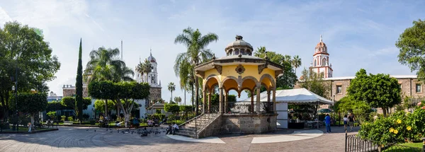 San Pedro Tlaquepaque, Jalisco, Meksika - 23 Kasım 2019: Hidalgo bahçesinin manzarası ve yanlızlık leydimiz ve Havari Aziz Peter ile birlikte arka planda.