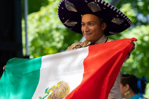 美国密苏里州圣路易斯 2019年8月24日 国庆节 墨西哥年轻人 身穿印有墨西哥国旗的马里亚奇服装 — 图库照片