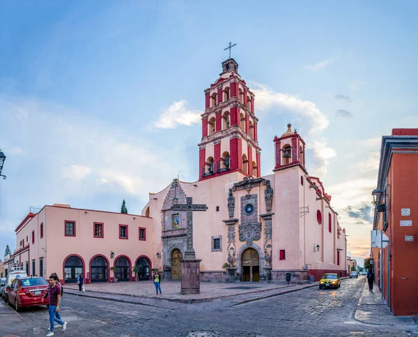 サンティアゴ ケレタロ ケレタロ メキシコ 2019年11月24日 聖ドミニコ神殿の夕日 人々が歩く — ストック写真
