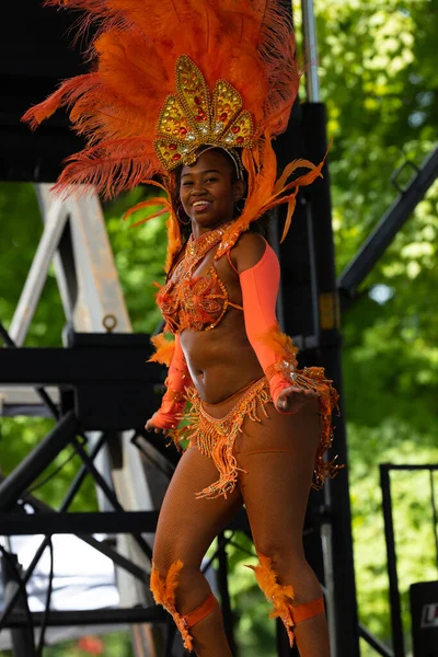 美国密苏里州圣路易斯 2019年8月24日 国庆节 塔槽公园 圣路易斯桑巴的成员 身穿传统服装 表演来自巴西的传统舞蹈 — 图库照片