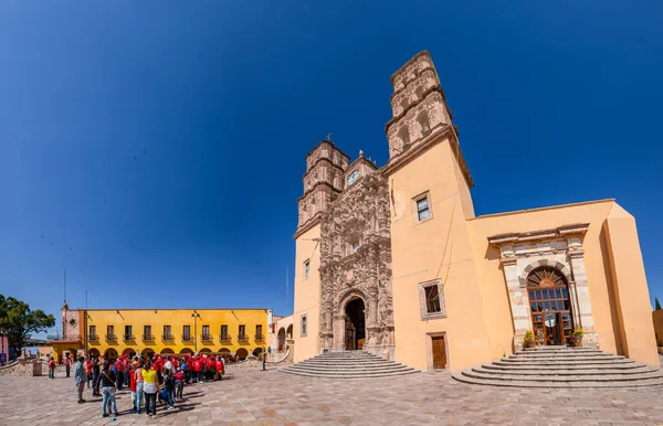 Dolores Hidalgo, Guanajuato, Meksika - 25 Kasım 2019: Parish Nuestra Seora de Dolores 'in önündeki insanlar.