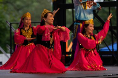 St. Louis, Missouri, ABD - 25 Ağustos 2019: Uluslar Festivali, Tower Grove Park, St. Louis Modern Çin Okulu üyeleri, geleneksel giysiler giyerek, Çin 'den geleneksel danslar yaparak