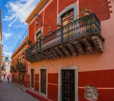 Meksika 'nın Guanajuato şehrindeki Positos caddesine bakın.