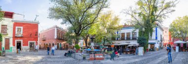 Guanajuato, Guanajuato, Meksika - 25 Kasım 2019: Turistler ve yerliler San Fernando Meydanı 'nda günün tadını çıkarıyorlar
