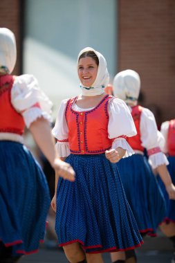 Whiting, Indiana, ABD - 27 Temmuz 2019: Pierogi Festivali, Slovak kadınlar kendi aralarında geleneksel kıyafet dansı yapıyorlar