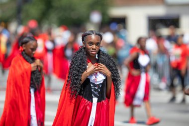 Chicago, Illinois, ABD - 8 Ağustos 2019: The Bud Billiken Parade, The Utimate Threat Dance Team üyeleri