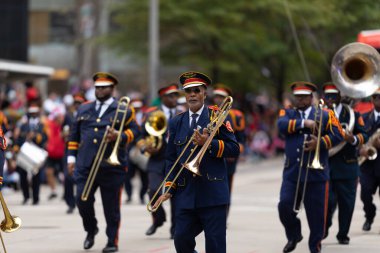 Houston, Teksas, ABD - 28 Kasım 2019: H-E-B Şükran Günü Geçidi, Bahama Brass Grubu üyeleri, geçit töreninde