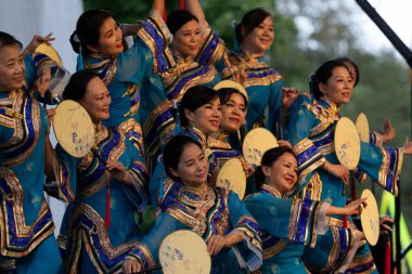 St. Louis, Missouri, ABD - 25 Ağustos 2019: Uluslar Festivali, Tower Grove Park, St. Louis Modern Çin Okulu üyeleri, geleneksel giysiler giyerek, Çin 'den geleneksel danslar yaparak