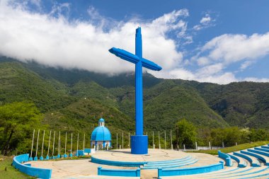 Sierra Madre Oryantal dağlarına karşı Bakire del Chorrito Kilisesi