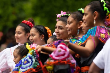 St. Louis, Missouri, ABD - 25 Ağustos 2019: Uluslar Festivali, Tower Grove Park, Meksika Dans Bakanı Guadalupe üyeleri, geleneksel kıyafetler giyip kameraya poz verdiler
