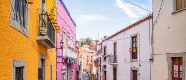 Meksika 'nın Guanajuato şehrindeki Positos caddesine bakın.