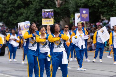 Indianapolis, Indiana, ABD - 28 Eylül 2019: The Circle City Klasik Geçit Töreni sırasında su güvenliğini destekleyen kadınlar