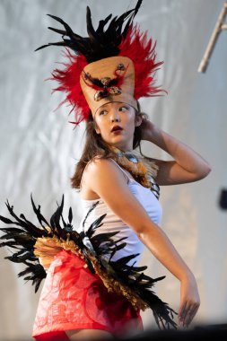 St. Louis, Missouri, ABD - 24 Ağustos 2019: Uluslar Festivali, Tower Grove Park, Hui Hula O Punahele Hula Halau üyeleri, geleneksel kıyafetler giyerek, geleneksel Polinezya dansları yaparak