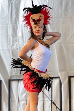 St. Louis, Missouri, ABD - 24 Ağustos 2019: Uluslar Festivali, Tower Grove Park, Hui Hula O Punahele Hula Halau üyeleri, geleneksel kıyafetler giyerek, geleneksel Polinezya dansları yaparak