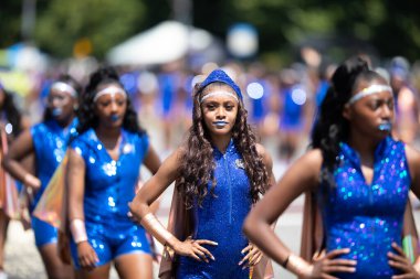 Chicago, Illinois, ABD - 8 Ağustos 2019: The Bud Billiken Parade, Dansçı takımı Martin Luther King caddesindeki geçit töreninde