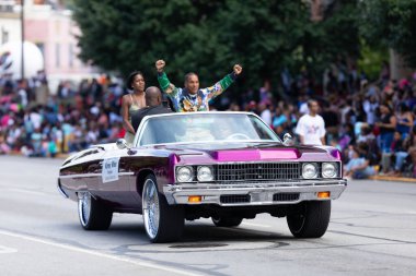 Indianapolis, Indiana, ABD - 28 Eylül 2019: The Circle City Classic Parade, Donked Impala 'nın Korey Wise' ı tören sırasında taşıması