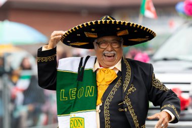 Chicago, Illinois, ABD - 8 Eylül 2019 - 26. Cadde Meksika Bağımsızlık Yürüyüşü, Meksikalı adam mariachi kıyafeti giyiyor, sombrero 'sunu tutuyor, kameraya gülümsüyor.