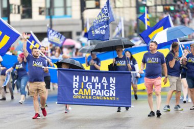 Cincinnati, Ohio, ABD - 22 Haziran 2019: Cincinnati Onur Yürüyüşü, Cincinnati 'de insan haklarını destekleyen insanlar