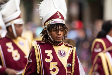 New Orleans, Louisiana, ABD - 30 Kasım 2019: Bayou Klasik Geçit Töreni, McDonogh Senior High Marching Roneagles üyeleri,