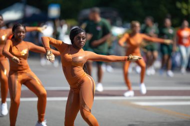 Chicago, Illinois, ABD - 8 Ağustos 2019: The Bud Billiken Parade, Morgan Park Lisesi dansçıları, geçit töreninde