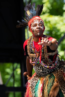 St. Louis, Missouri, ABD - 24 Ağustos 2019: Uluslar Festivali, Tower Grove Park, Kongo Davulları ve Dansı Üyeleri, geleneksel giysiler giyerek, geleneksel Kongo şarkıları ve dansları söyleyerek