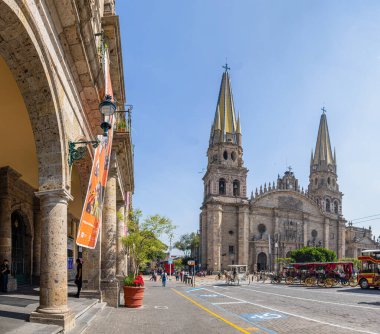Guadalajara, Jalisco, Meksika - 23 Kasım 2019: Belediye Sarayı 'ndan Guadalajara Katedrali manzarası