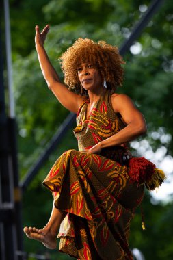 St. Louis, Missouri, ABD - 24 Ağustos 2019: Uluslar Festivali, Tower Grove Park, Ölçüsüz Dans Tiyatrosu Üyeleri, geleneksel giysiler giyerek geleneksel Afrika dansları yaparak