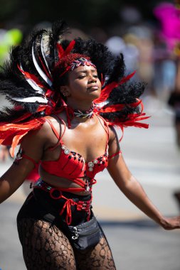 Chicago, Illinois, ABD - 8 Ağustos 2019: The Bud Billiken Parade, Jamica 'nın geleneksel kıyafetlerini giyen kadınlar geçit töreninde dans ediyor.